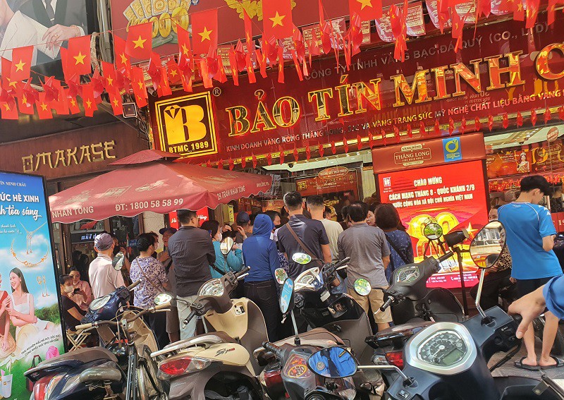Giá vàng tiếp tục phá đỉnh cao nhất mọi thời đại, động thái bất ngờ của loạt cửa hàng trên phố vàng - 3