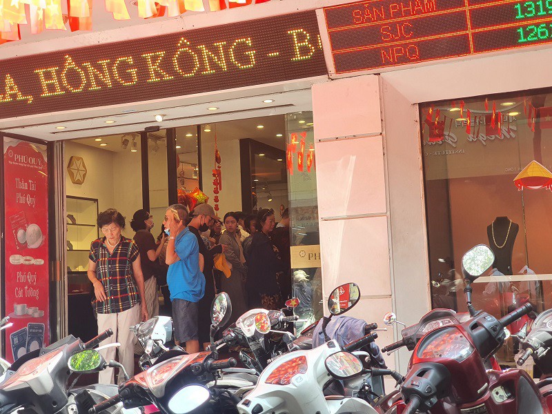 Giá vàng tiếp tục phá đỉnh cao nhất mọi thời đại, động thái bất ngờ của loạt cửa hàng trên phố vàng - 4