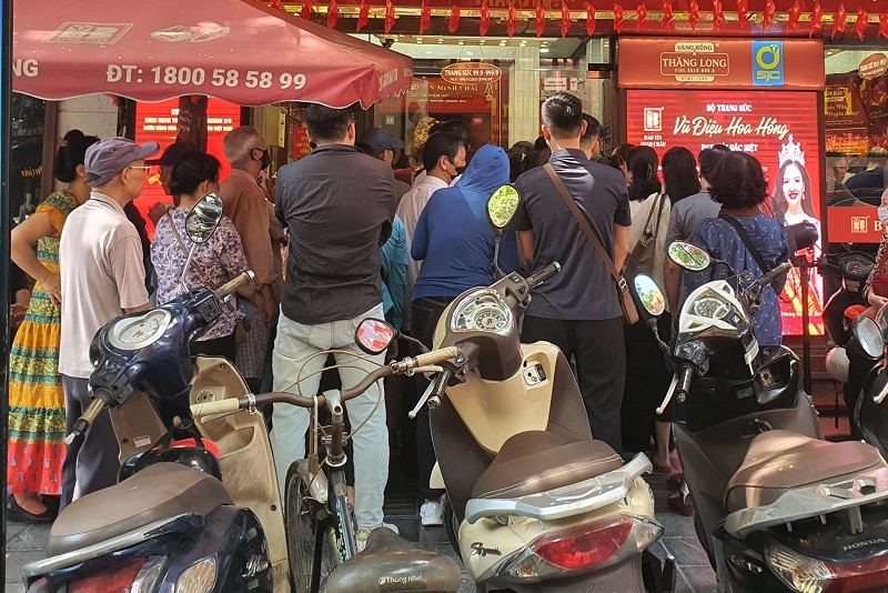 Giá vàng tiếp tục phá đỉnh cao nhất mọi thời đại, động thái bất ngờ của loạt cửa hàng trên phố vàng - 2