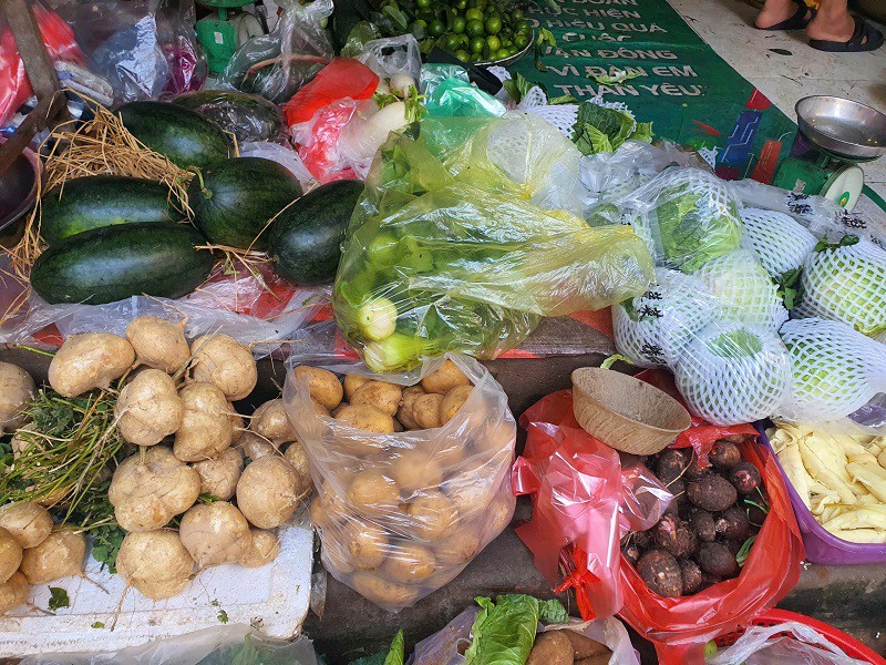 Chợ Hà Nội: Rau xanh đắt “khét”, 25.000 đồng/mớ mồng tơi, tiểu thương chán không buồn bán - 2