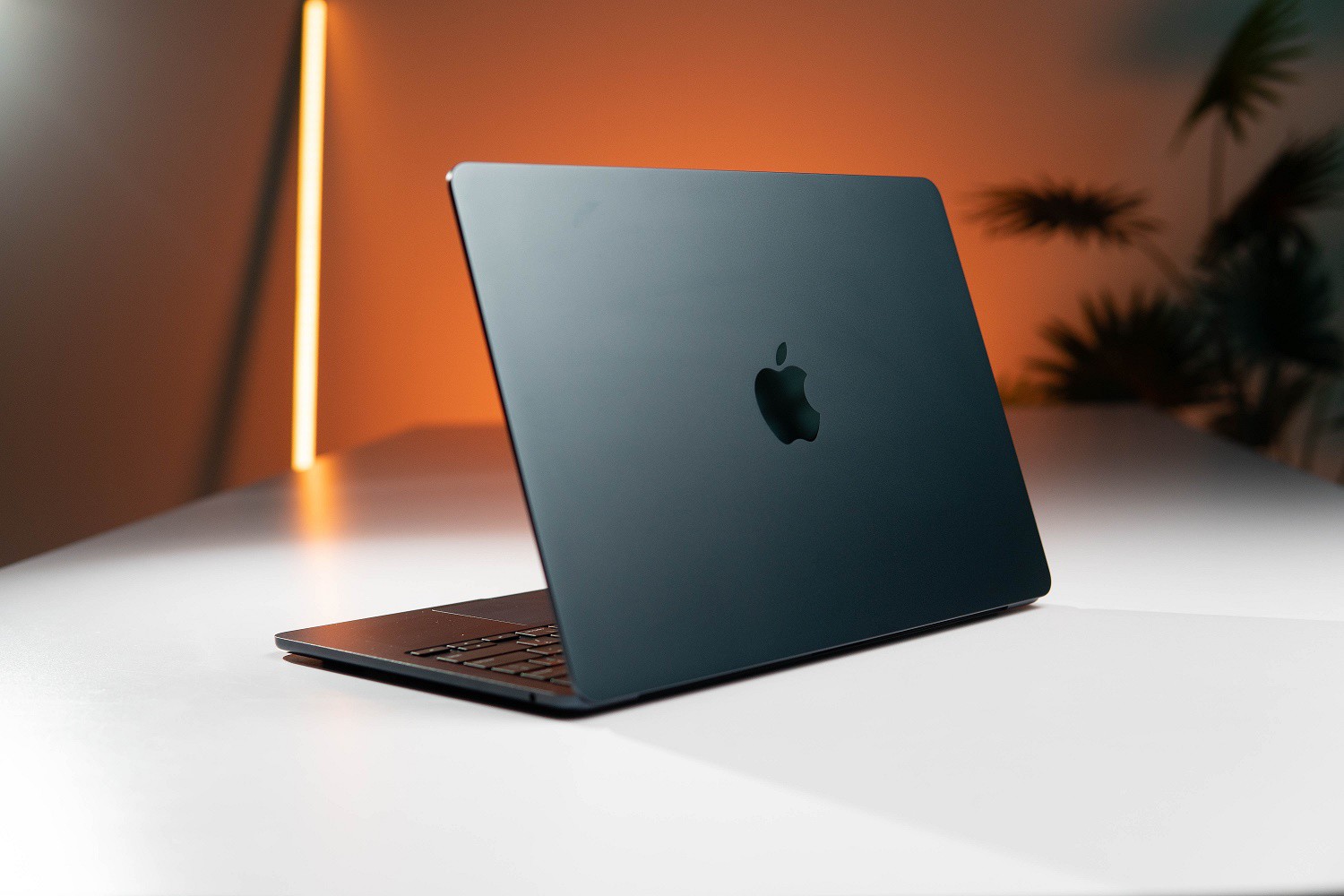 MacBook Air M2: Lựa chọn hoàn hảo cho dân văn phòng năm 2025 - 1