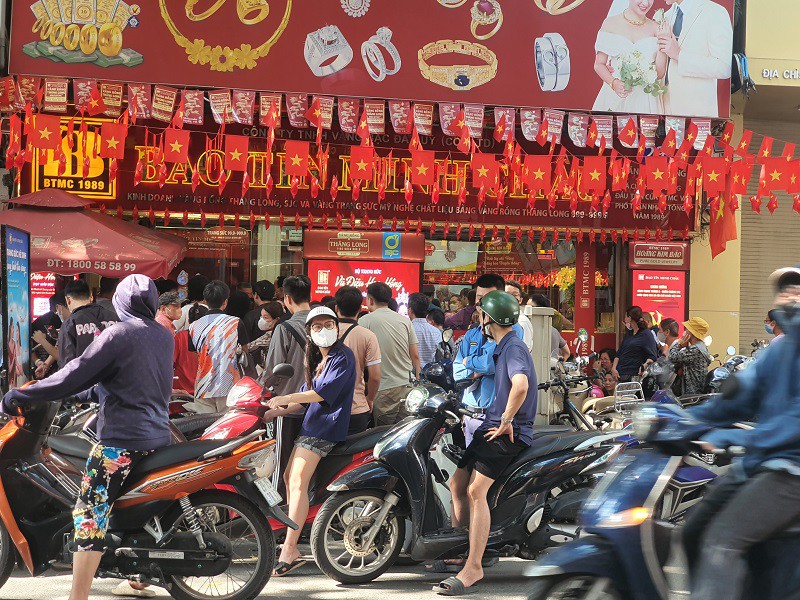 Giá vàng ngày 6/9: “Bay phấp phới” lên đỉnh cao mới, hàng nghìn người kéo tới tiệm vàng, mua hay bán? - 10