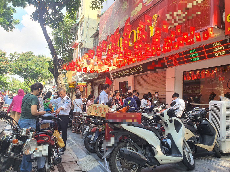 Giá vàng ngày 6/9: “Bay phấp phới” lên đỉnh cao mới, hàng nghìn người kéo tới tiệm vàng, mua hay bán? - 3