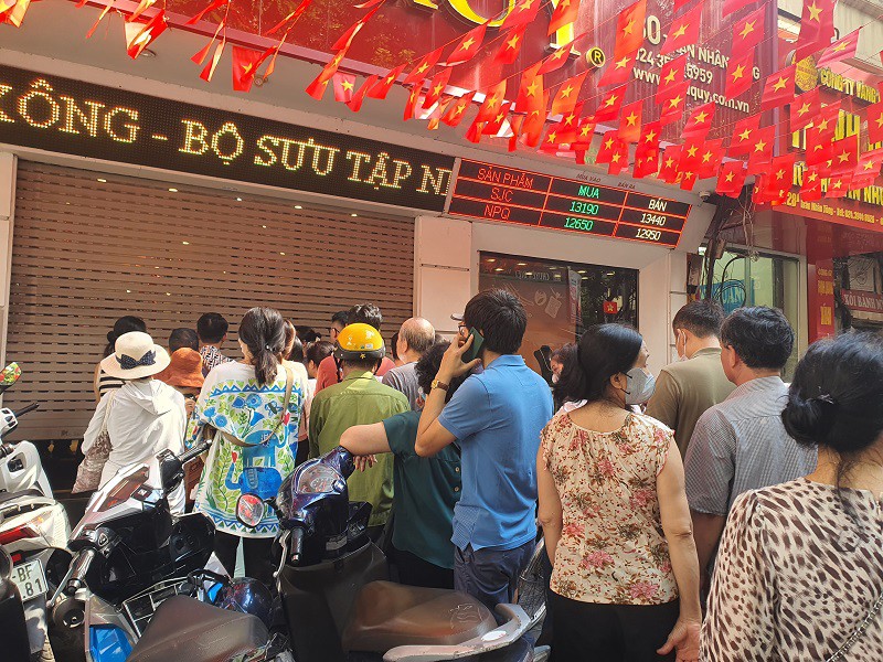 Giá vàng ngày 6/9: “Bay phấp phới” lên đỉnh cao mới, hàng nghìn người kéo tới tiệm vàng, mua hay bán? - 6