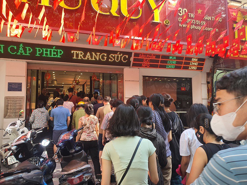 Giá vàng ngày 6/9: “Bay phấp phới” lên đỉnh cao mới, hàng nghìn người kéo tới tiệm vàng, mua hay bán? - 7