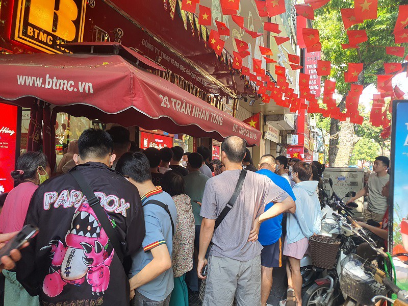 Giá vàng ngày 6/9: “Bay phấp phới” lên đỉnh cao mới, hàng nghìn người kéo tới tiệm vàng, mua hay bán? - 9
