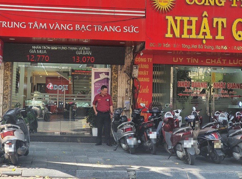 Giá vàng ngày 6/9: “Bay phấp phới” lên đỉnh cao mới, hàng nghìn người kéo tới tiệm vàng, mua hay bán? - 1