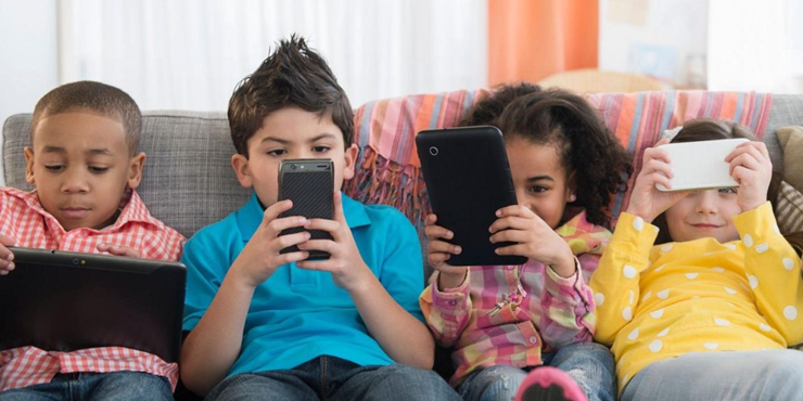 Trẻ em dưới 13 tuổi đã dùng smartphone? Cái giá phải trả sẽ rất đắt! - 1