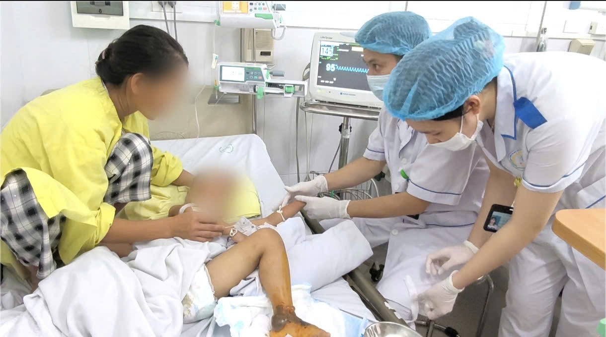 Đắp thuốc nam chữa mèo cào, bé trai 4 tuổi suy gan, suy thận - 1