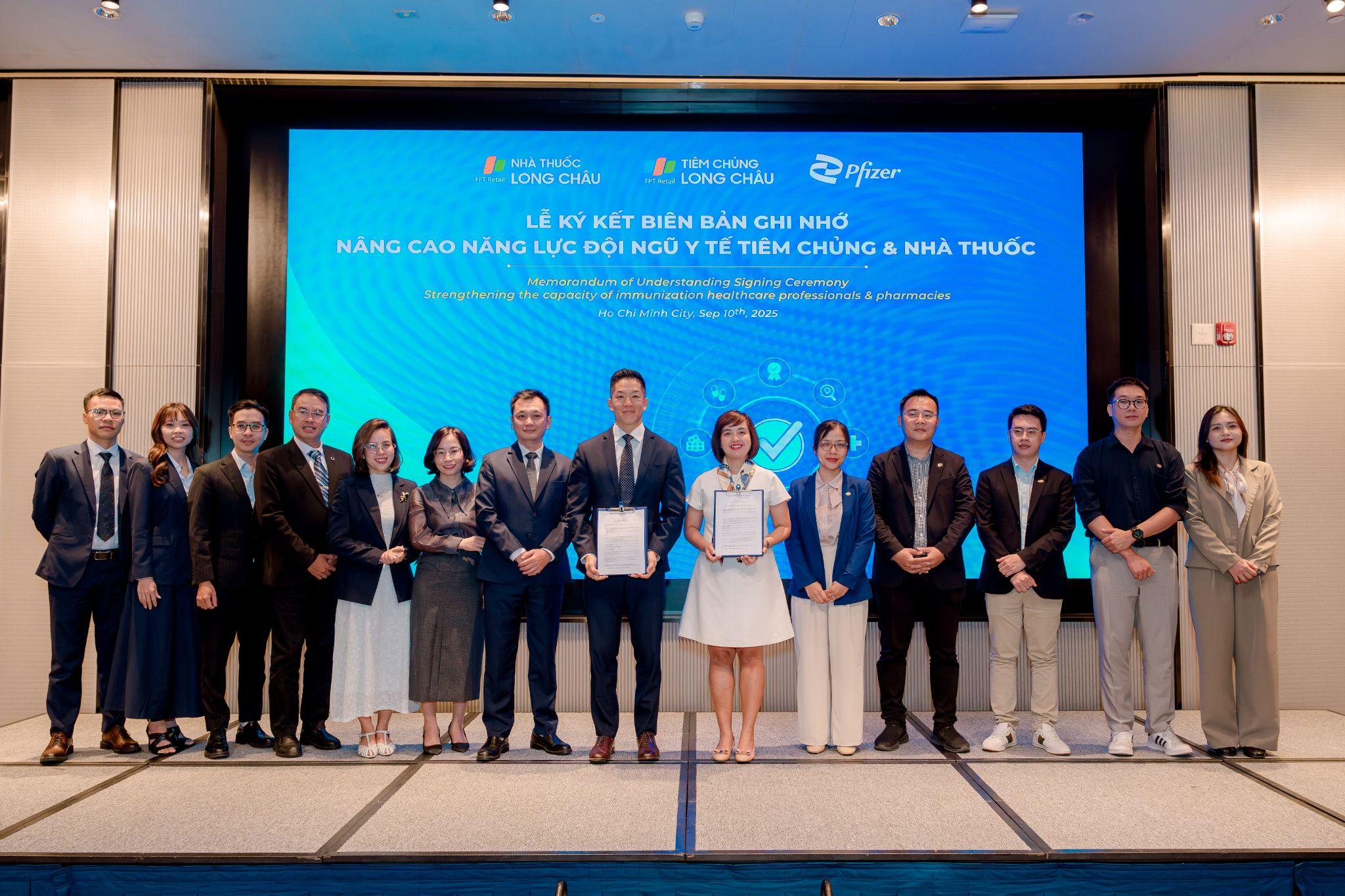Nâng tầm chuyên môn đội ngũ y tế tiêm chủng và nhà thuốc, Long Châu hợp tác cùng Pfizer (Mỹ) - 1