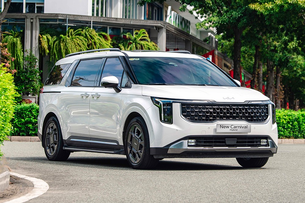 Kia Carnival Hybrid: Chuẩn mực xe 7 chỗ cao cấp cỡ lớn, dẫn dầu xu hướng di chuyển xanh - 1
