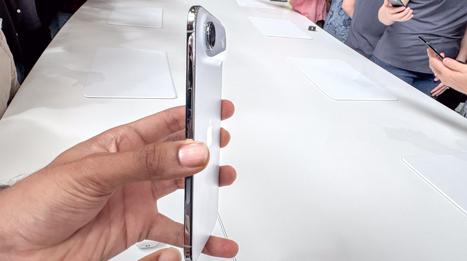 Giữa iPhone Air và iPhone 17 Pro: Đâu là lựa chọn đáng tiền? - 2