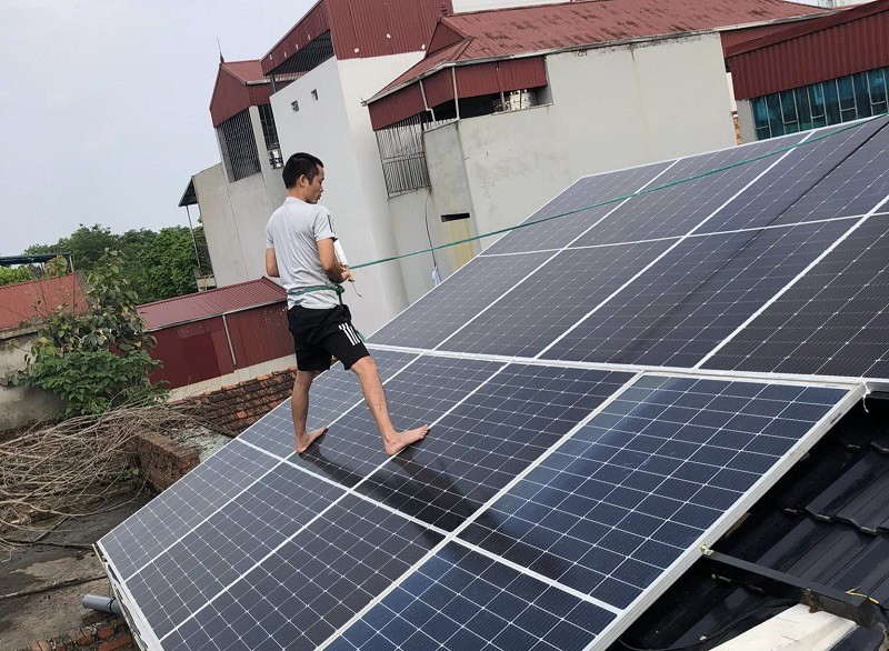 Hoá đơn tiền điện khoảng 2 triệu đồng/tháng, lắp điện mặt trời mái nhà hết bao nhiêu tiền? - 2