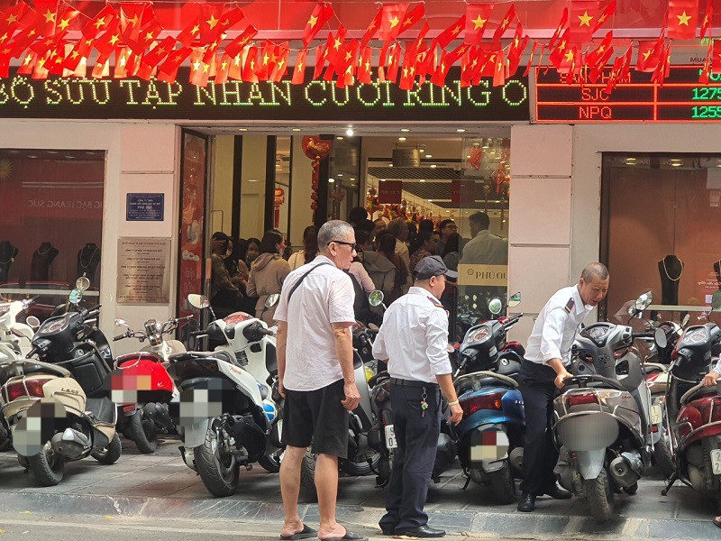 Giá vàng chiều 15/9: Đảo chiều tăng, một số người mang vàng đi bán lại mang về - 5