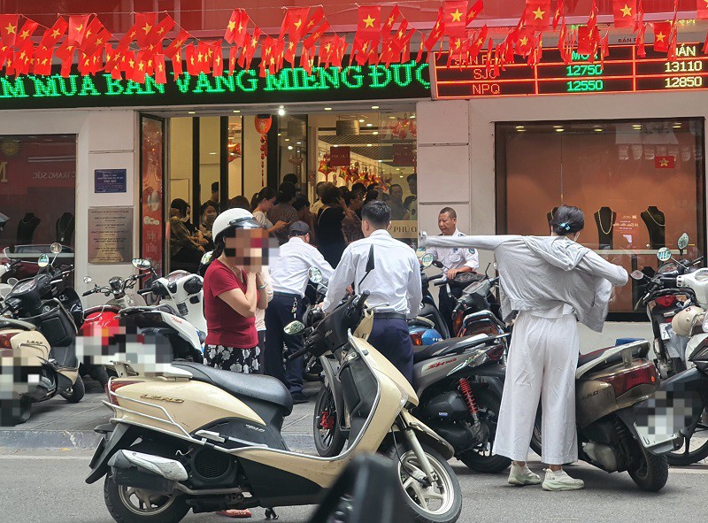 Giá vàng chiều 15/9: Đảo chiều tăng, một số người mang vàng đi bán lại mang về - 6