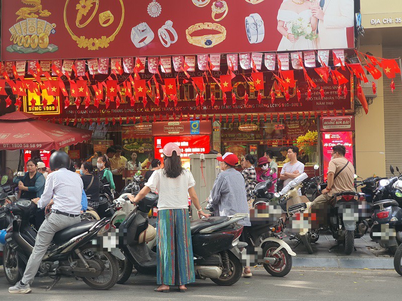 Giá vàng chiều 15/9: Đảo chiều tăng, một số người mang vàng đi bán lại mang về - 7