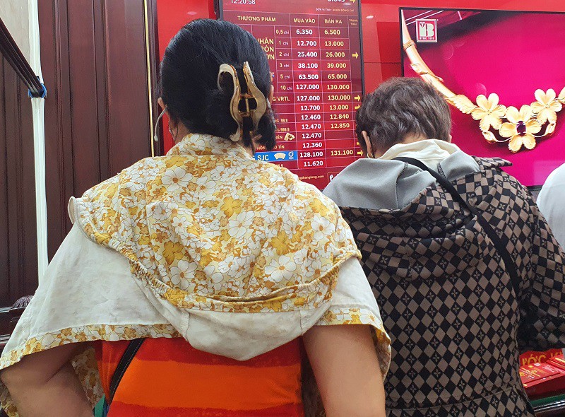 Giá vàng chiều 15/9: Đảo chiều tăng, một số người mang vàng đi bán lại mang về - 2