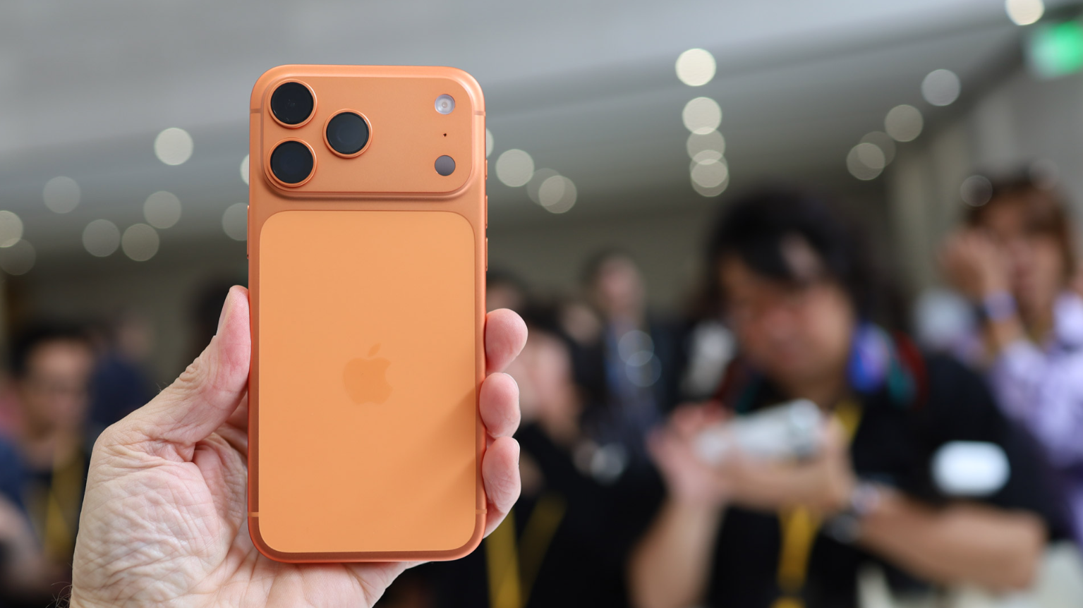 iPhone 17 Pro Max "ngốn" mấy tháng lương của dân văn phòng? - 1