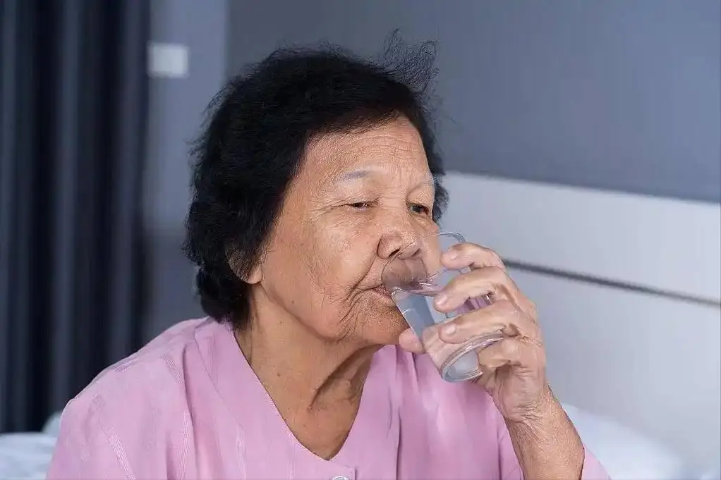 3 triệu chứng khi uống nước dễ nhận thấy ở người bị tiểu đường giai đoạn đầu - 1