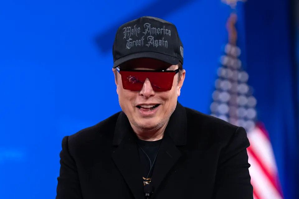 Elon Musk mạnh tay chi tiền - 1