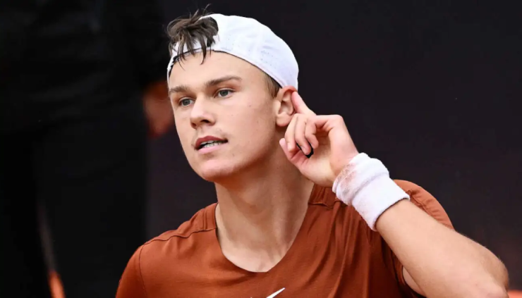 “Trai hư” mới làng tennis lớn tiếng đuổi khán giả, bị mỹ nhân phơi bày tình trường - 1