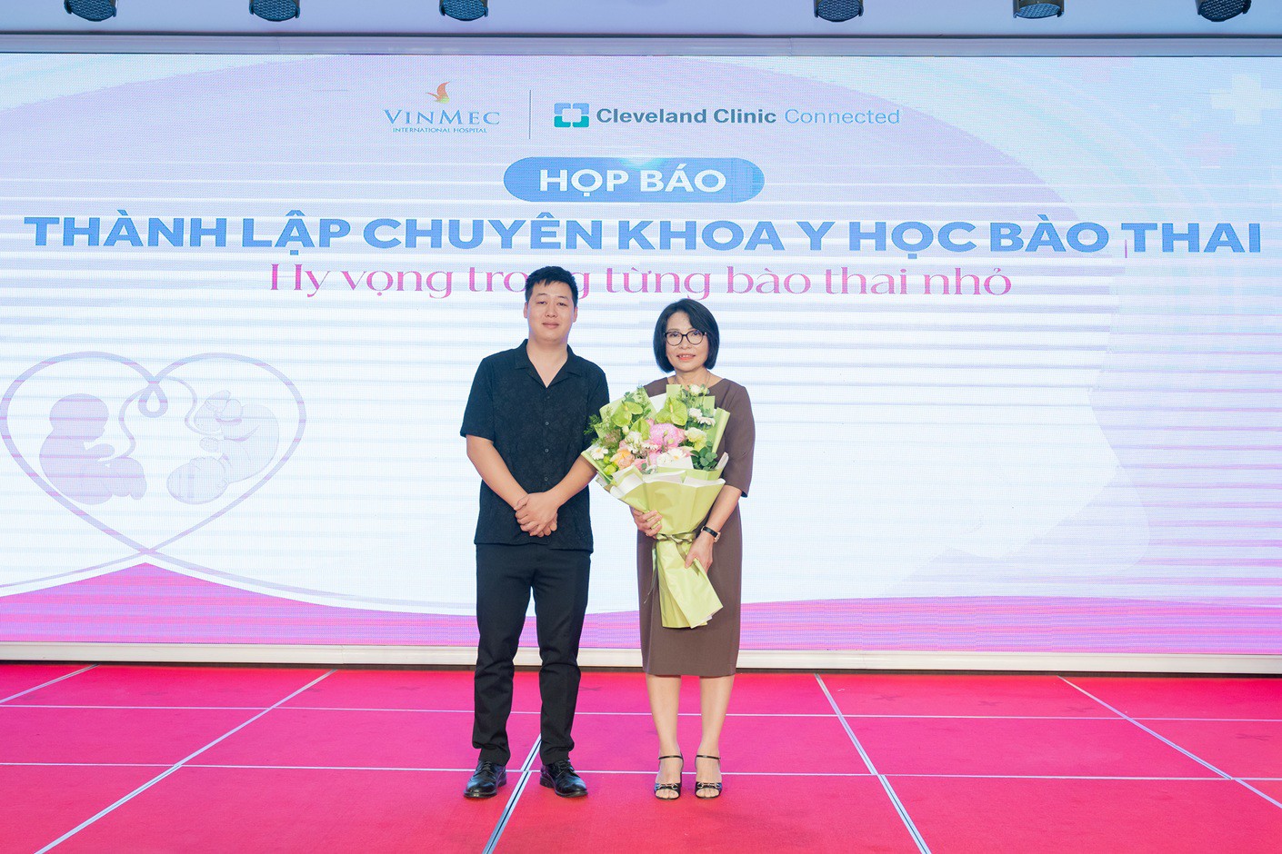 Hai bé gái chào đời khỏe mạnh sau ca can thiệp bào thai hiếm thấy tại Vinmec - 1