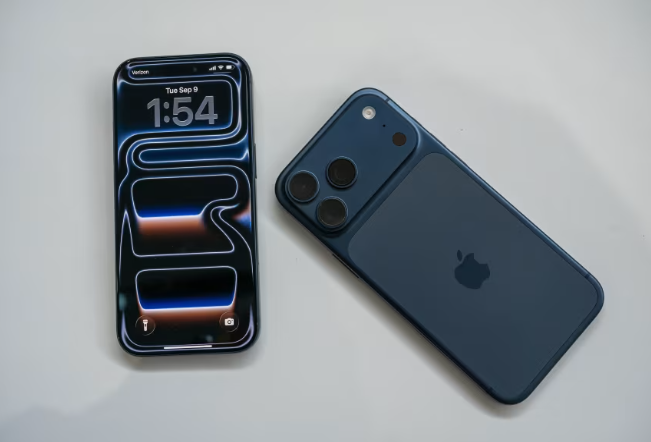 Vì sao iPhone 17 Pro Max lại có giá 2.000 USD? - 1