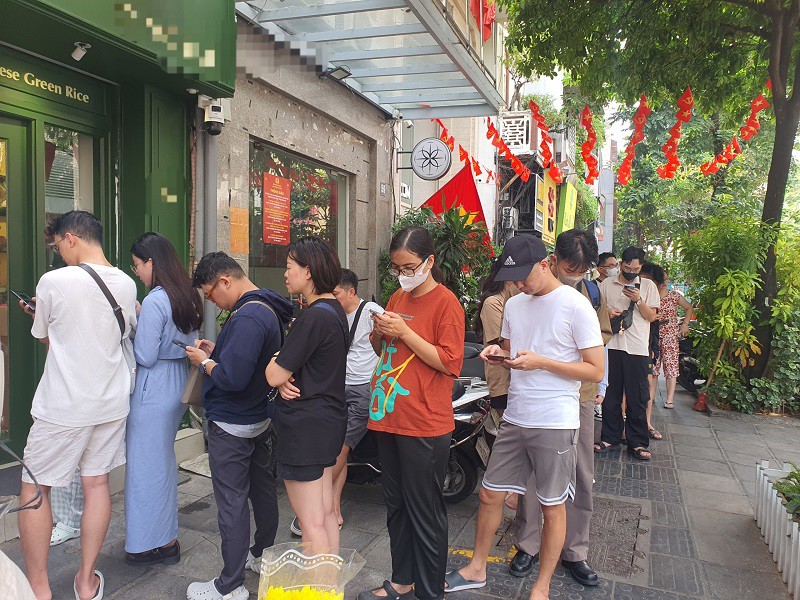Loại bánh trung thu “mới nổi” ở Hà Nội “lên cơn sốt”, khách xếp hàng chật kín vỉa hè chờ mua - 1