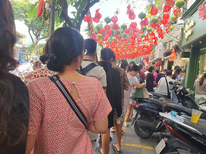 Loại bánh trung thu “mới nổi” ở Hà Nội “lên cơn sốt”, khách xếp hàng chật kín vỉa hè chờ mua - 4
