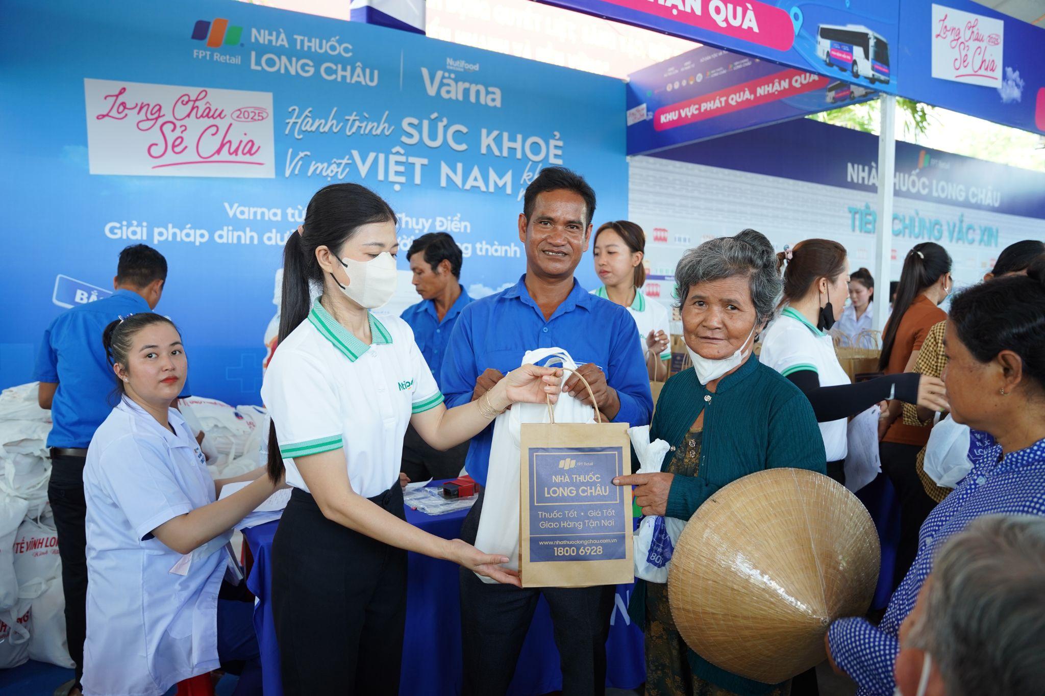 Long Châu đồng hành khám, cấp phát thuốc miễn phí cho các hoàn cảnh khó khăn trên địa bàn tỉnh Vĩnh Long - 4