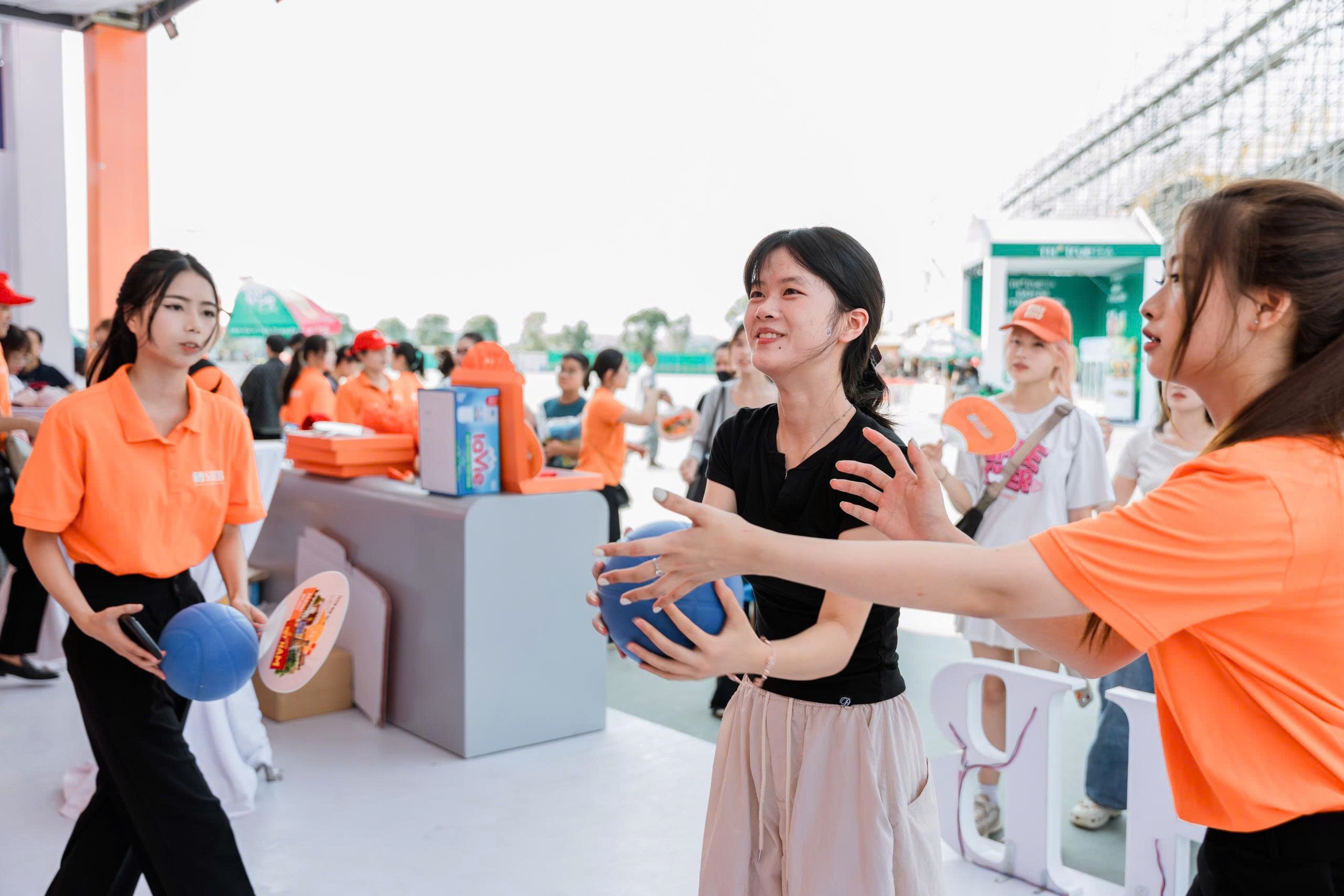 V Fest tưng bừng, giới trẻ check-in tại “góc sống ảo” của SHB - 8
