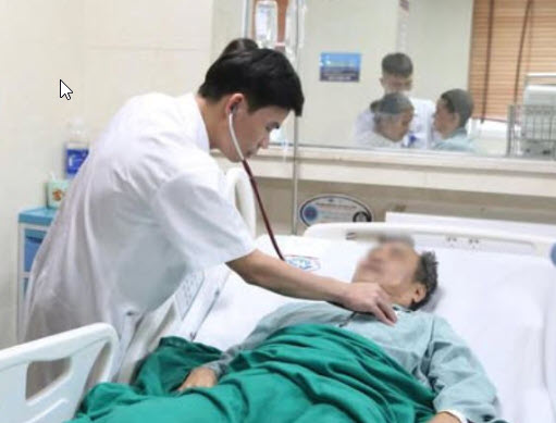 Đang lơ mơ, người đàn ông bỗng rơi vào hôn mê sâu - 1