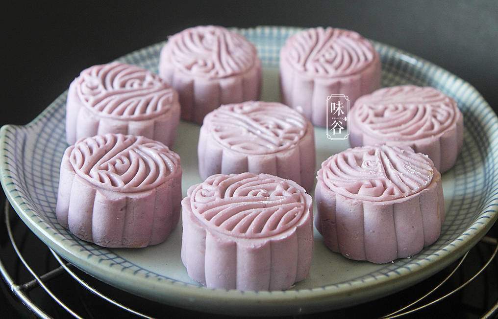 Tự làm bánh trung thu bằng khoai lang tím, ngon chẳng kém ngoài tiệm - 7