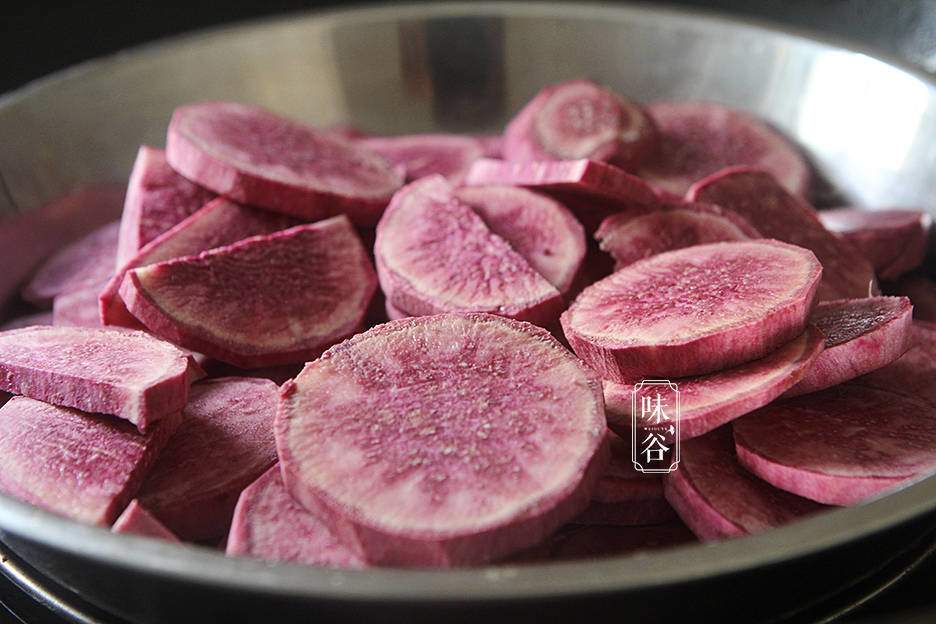 Tự làm bánh trung thu bằng khoai lang tím, ngon chẳng kém ngoài tiệm - 2