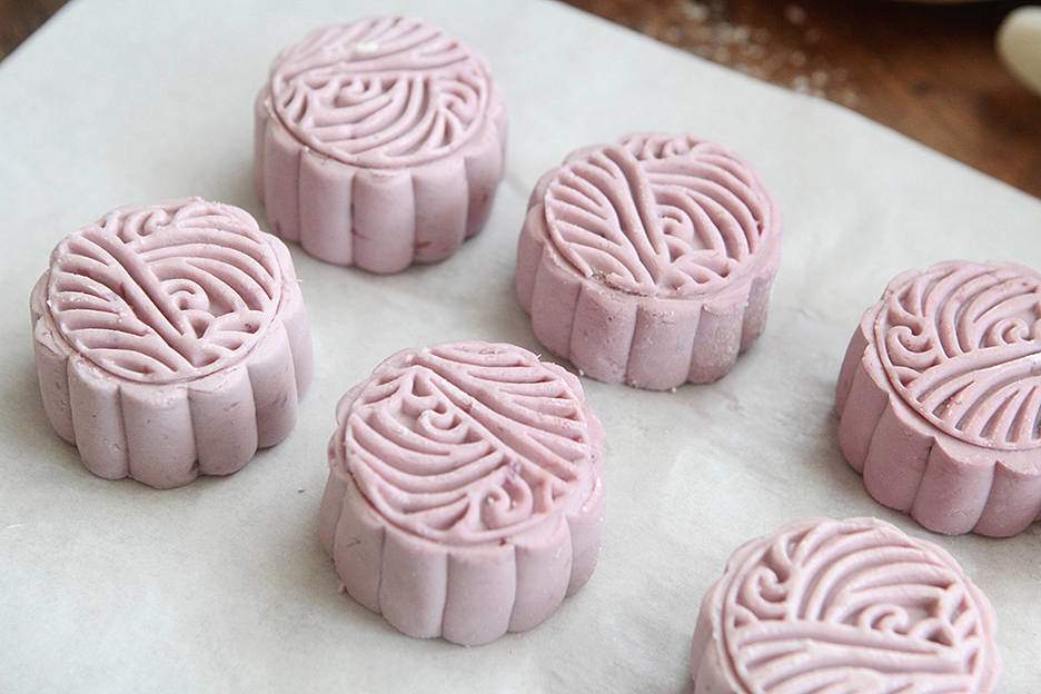 Tự làm bánh trung thu bằng khoai lang tím, ngon chẳng kém ngoài tiệm - 6
