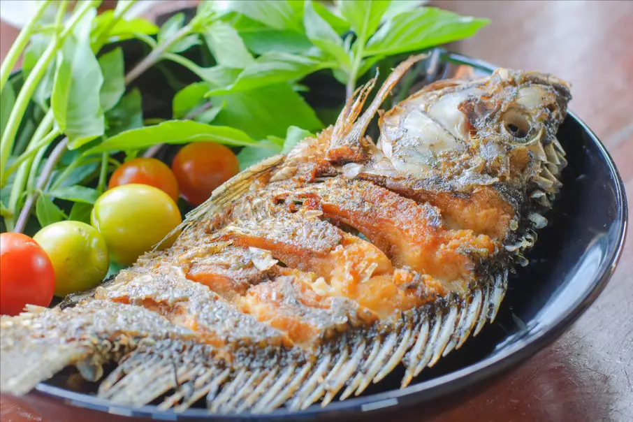 Đừng tẩm bột hay rắc muối, đây mới là cách rán cá không dính chảo - 1