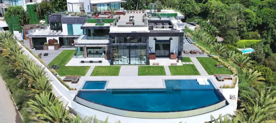 Người đàn ông trúng số độc đắc 2,05 tỷ USD đã chi tiền vào đâu? - 1