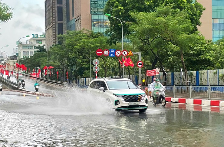 8 bí kíp giữ an toàn khi cầm lái trong thời tiết mưa bão, ngập lụt - 3