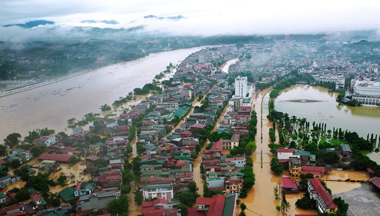 8 bí kíp giữ an toàn khi cầm lái trong thời tiết mưa bão, ngập lụt - 1