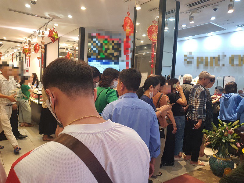 Giá vàng chiều 30/9: Bất ngờ giảm mạnh, “biển người” xếp hàng mua vàng ở Hà Nội bất chấp mưa bão - 6