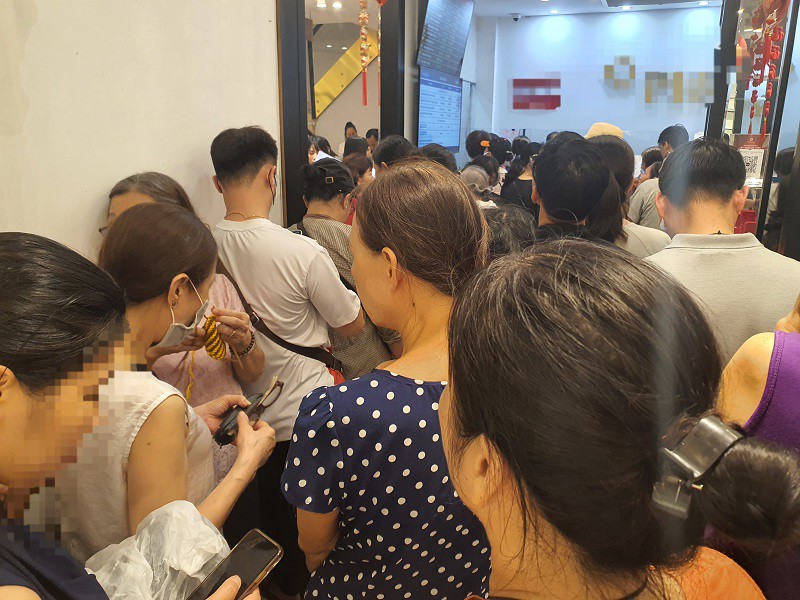 Giá vàng chiều 30/9: Bất ngờ giảm mạnh, “biển người” xếp hàng mua vàng ở Hà Nội bất chấp mưa bão - 8