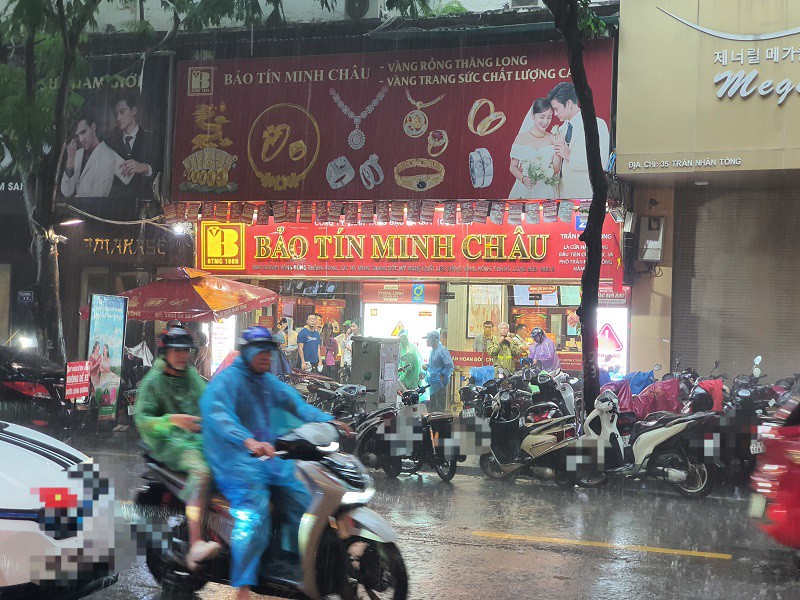 Giá vàng chiều 30/9: Bất ngờ giảm mạnh, “biển người” xếp hàng mua vàng ở Hà Nội bất chấp mưa bão - 2
