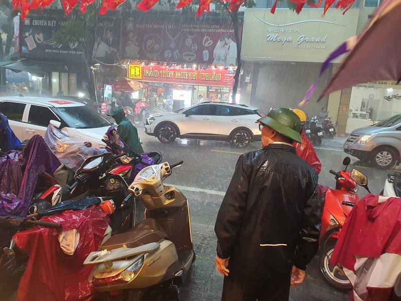 Giá vàng chiều 30/9: Bất ngờ giảm mạnh, “biển người” xếp hàng mua vàng ở Hà Nội bất chấp mưa bão - 4