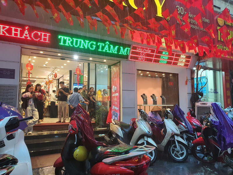 Giá vàng chiều 30/9: Bất ngờ giảm mạnh, “biển người” xếp hàng mua vàng ở Hà Nội bất chấp mưa bão - 1