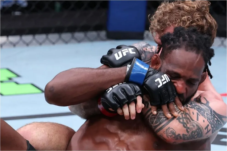 Trọng tài "bẻ còi" chấn động UFC: Võ sĩ tưởng bất tỉnh lại giành chiến thắng - 1