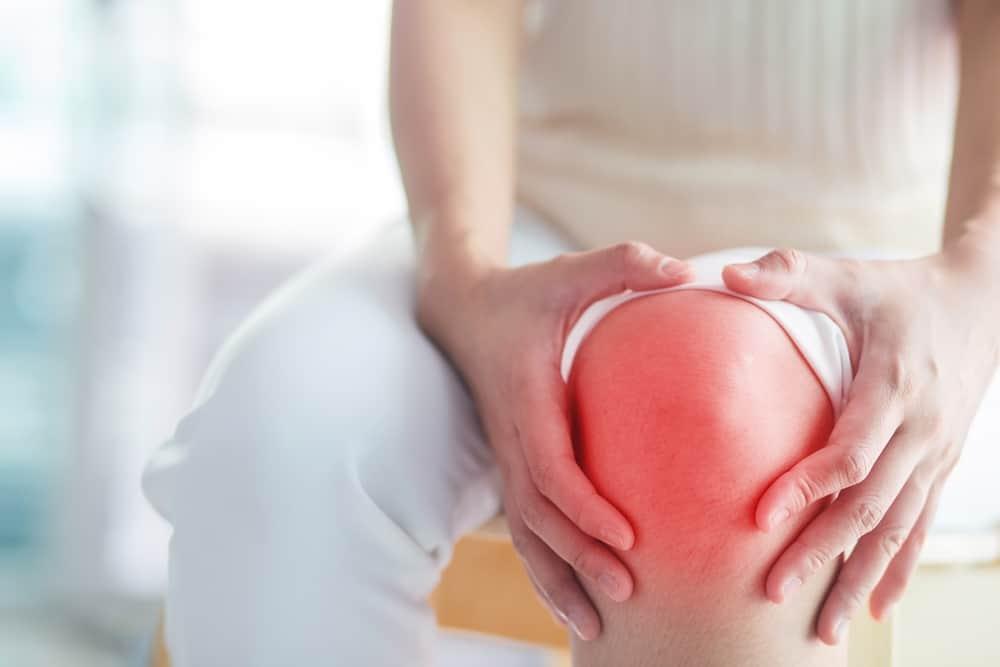 Người bị đau nhức xương khớp cần tránh gì trong mùa mưa bão? - 1
