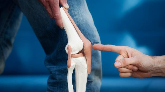 Người bị đau nhức xương khớp cần tránh gì trong mùa mưa bão? - 2
