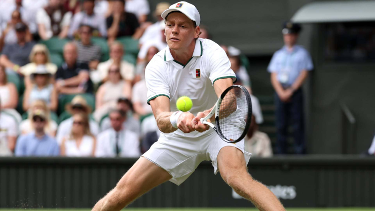 Sinner học cách thắng xấu xí để "sinh tồn" ở Wimbledon, Djokovic bật chế độ "hủy diệt" - 1