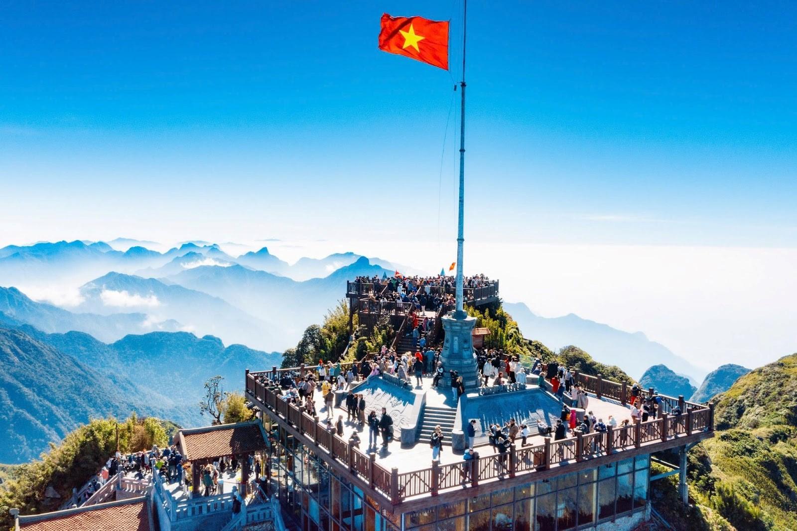 Check-in Sa Pa mùa lúa xanh, đắm mình giữa sắc hoa rực rỡ trên đỉnh Fansipan - 11