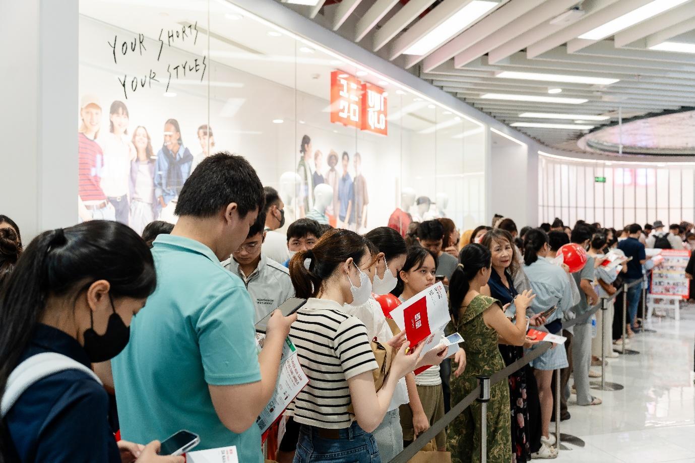 Sức hút khủng của UNIQLO tại Đà Nẵng: Hàng nghìn lượt khách đổ về trong ngày đầu tiên khai trương - 1